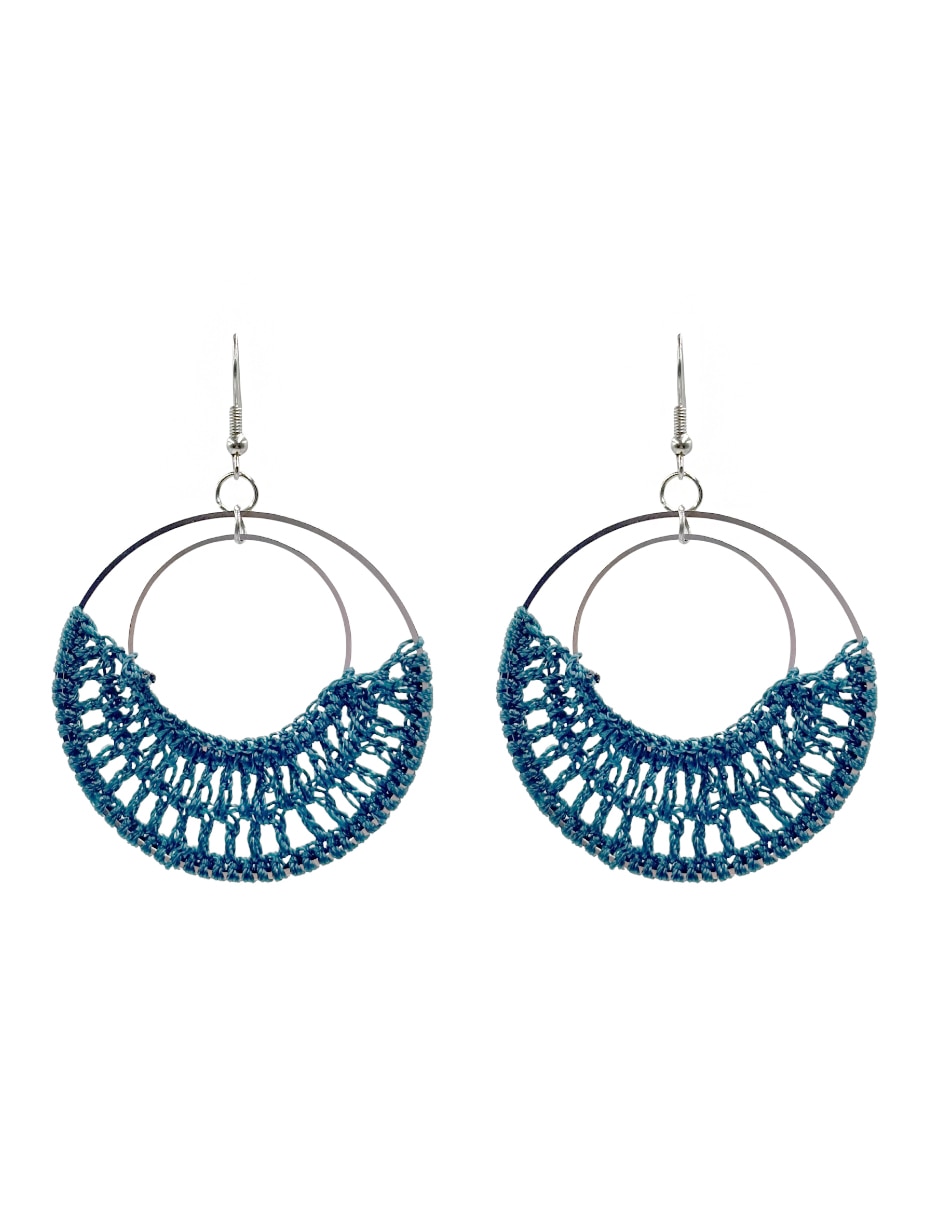 Aretes largos Map con acabado texturizado